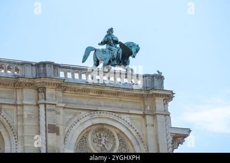 WIEN, ÖSTERREICH - 18. JULI 2024: Wiener Staatsoper. Das historische Opernhaus ist ein Wahrzeichen und Wahrzeichen der Stadt Wien am 18. Juli Stockfoto