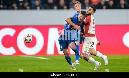 Sinsheim, Deutschland. November 2024. v.li.: Tom Bischof (Hoffenheim, 7), Georges Mikautadze (OL, 69), Zweikampf, Spielszene, Duell, Duell, Tackle, Tackling, Dynamik, Aktion, 07.11.2024, Sinsheim (Deutschland), Fussball, UEFA Europa League, Gruppenphase, TSG 1899 Hoffenheim - Olympique Lyon, VORSCHRIFTEN VERBIETEN DIE VERWENDUNG VON FOTOS ALS BILDSEQUENZEN UND/ODER QUASI-VIDEO. Quelle: dpa/Alamy Live News Stockfoto