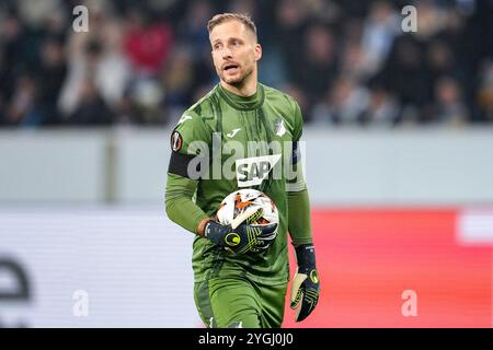 Sinsheim, Deutschland. November 2024. Oliver Baumann (Torwart, Hoffenheim, 1), am Ball, Einzelbild, Einzelfoto, Aktion, 07.11.2024, Sinsheim (Deutschland), Fussball, UEFA Europa League, Gruppenphase, TSG 1899 Hoffenheim - Olympique Lyon, VORSCHRIFTEN VERBIETEN DIE VERWENDUNG VON FOTOS ALS BILDSEQUENZEN UND/ODER QUASI-VIDEO. Quelle: dpa/Alamy Live News Stockfoto