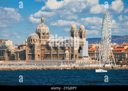 Blick auf die katholische Basilika unserer Lieben Frau der Garde oder die Kirche Notre Dame de La Garde in Marseille, Frankreich Stockfoto