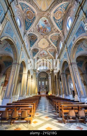 ALESSANDRIA, ITALIEN - 9. SEPTEMBER 2024: Das Kirchenschiff der Kathedrale - La cattedrale dei Santi Pietro e Marco Stockfoto