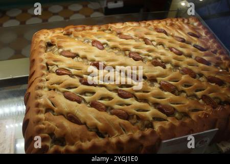 Ein schöner appetitlicher Kuchen mit Füllung und Teigmustern. Traditionelles Gebäck. Stockfoto