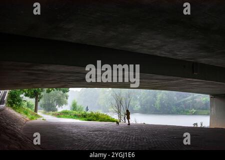 Essen, Ruhr, Brücke Gustav-Heinemann-Brücke, starker Regenguss, Menschen im Ruhrgebiet, Nordrhein-Westfalen, Deutschland Stockfoto