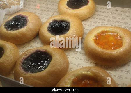 Brötchen mit Heidelbeere und Orangenmarmelade. Traditionelles Gebäck. Stockfoto