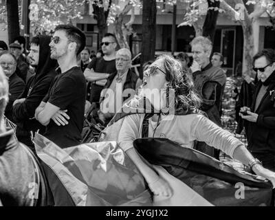 Logroño, La Rioja, Spanien. April 2024. Leidenschaftlicher Demonstrant, der während einer öffentlichen, pro-palästinensischen Demonstration Emotionen ausdrückt und einen rohen Moment bürgerlichen Aktivismus in Schwarz-weiß-Straßenfotografie festhält. Stockfoto