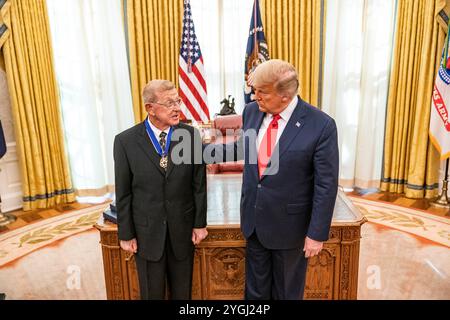 Washington, Vereinigte Staaten von Amerika. Dezember 2020. U. US-Präsident Donald Trump posiert mit dem legendären US-amerikanischen Fußballtrainer Lou Holtz links, nachdem er ihm die Medal of Freedom im Oval Office des Weißen Hauses am 3. Dezember 2020 in Washington, D.C. verliehen hatte Stockfoto