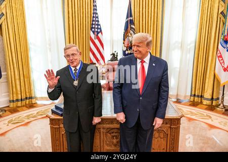 Washington, Vereinigte Staaten von Amerika. Dezember 2020. U. US-Präsident Donald Trump posiert mit dem legendären US-amerikanischen Fußballtrainer Lou Holtz links, nachdem er ihm die Medal of Freedom im Oval Office des Weißen Hauses am 3. Dezember 2020 in Washington, D.C. verliehen hatte Stockfoto