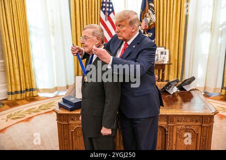 Washington, Vereinigte Staaten von Amerika. Dezember 2020. U. US-Präsident Donald Trump, rechts, überreicht den legendären amerikanischen Fußballtrainer Lou Holtz, links, mit der Medal of Freedom im Oval Office des Weißen Hauses, 3. Dezember 2020 in Washington, D.C. Credit: Shealah Craighead/White House Photo/Alamy Live News Stockfoto