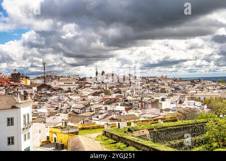 Blick auf Elvas in Portugal mit seinen typisch portugiesischen Gebäuden und Kopfsteinpflasterstraßen. Stadtbild Stockfoto