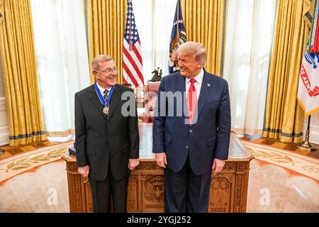 Washington, Vereinigte Staaten von Amerika. Dezember 2020. U. US-Präsident Donald Trump posiert mit dem legendären US-amerikanischen Fußballtrainer Lou Holtz links, nachdem er ihm die Medal of Freedom im Oval Office des Weißen Hauses am 3. Dezember 2020 in Washington, D.C. verliehen hatte Stockfoto