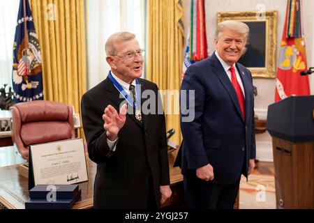 Washington, Vereinigte Staaten von Amerika. Dezember 2020. U. US-Präsident Donald Trump, rechts, lächelt, nachdem er dem legendären US-amerikanischen Fußballtrainer Lou Holtz, links, die Medal of Freedom im Oval Office des Weißen Hauses, 3. Dezember 2020 in Washington, D.C. verliehen hat. Credit: TIA Dufour/White House Photo/Alamy Live News Stockfoto