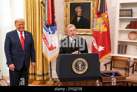 Washington, Vereinigte Staaten von Amerika. Dezember 2020. U. US-Präsident Donald Trump, links, lacht darüber, wie der legendäre US-amerikanische Fußballtrainer Lou Holtz, rechts, vor der Verleihung der Medal of Freedom im Oval Office des Weißen Hauses am 3. Dezember 2020 in Washington, D.C. Credit: Shealah Craighead/White House Photo/Alamy Live News Stockfoto