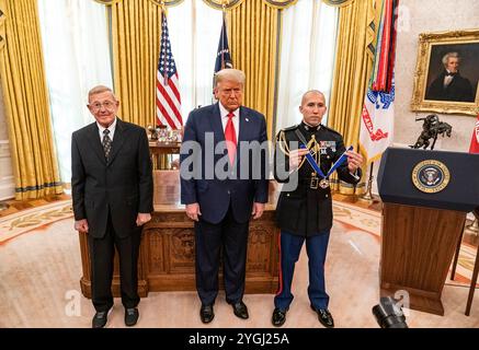 Washington, Vereinigte Staaten von Amerika. Dezember 2020. U. US-Präsident Donald Trump, rechts, überreicht den legendären amerikanischen Fußballtrainer Lou Holtz, links, mit der Medal of Freedom im Oval Office des Weißen Hauses, 3. Dezember 2020 in Washington, D.C. Credit: Shealah Craighead/White House Photo/Alamy Live News Stockfoto