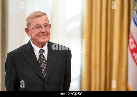 Washington, Vereinigte Staaten von Amerika. Dezember 2020. Der legendäre American Football Coach Lou Holtz, hört auf U.. Präsident Donald Trump während der Verleihung der Medaille der Freiheit im Oval Office des Weißen Hauses, 3. Dezember 2020 in Washington, D.C. Credit: Shealah Craighead/White House Photo/Alamy Live News Stockfoto