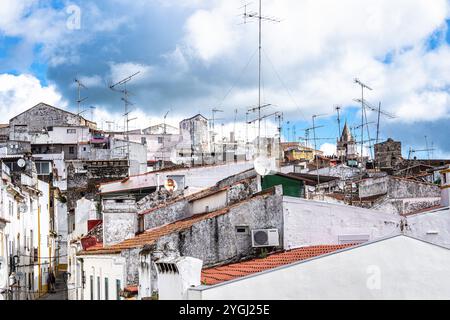 Blick auf Elvas in Portugal mit seinen typisch portugiesischen Gebäuden und Kopfsteinpflasterstraßen. Stadtbild Stockfoto