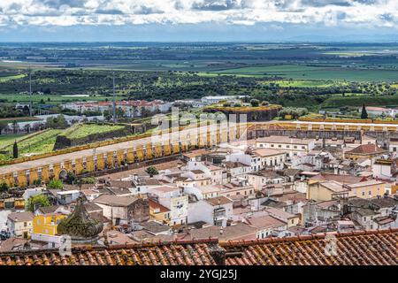 Blick auf Elvas in Portugal mit seinen typisch portugiesischen Gebäuden und Kopfsteinpflasterstraßen. Stadtbild Stockfoto