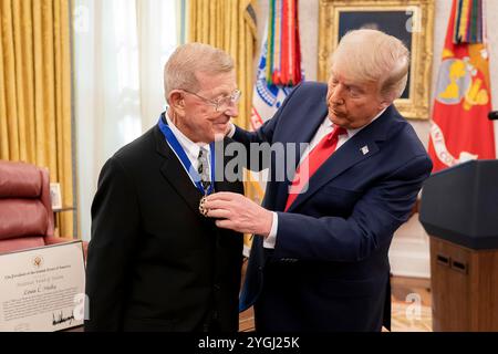 Washington, Vereinigte Staaten von Amerika. Dezember 2020. U. US-Präsident Donald Trump, rechts, überreicht den legendären US-amerikanischen Fußballtrainer Lou Holtz, links, mit der Medal of Freedom im Oval Office des Weißen Hauses, 3. Dezember 2020 in Washington, D.C. Credit: TIA Dufour/White House Photo/Alamy Live News Stockfoto