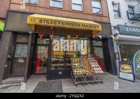 New York, USA - 15. Oktober 2023: Obst auf der Straße vor einem Supermarkt in Manhattan 9th Avenue. Stockfoto