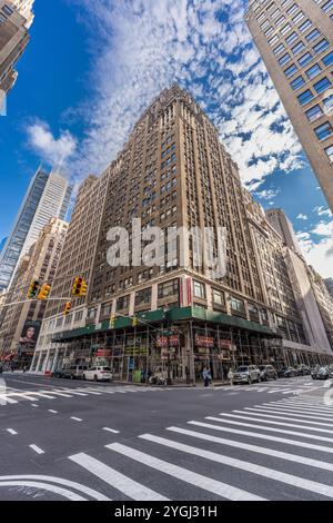 New York, USA - 15. Oktober 2023: Tägliche Szene in Manhattan an der Kreuzung von 8th Avenue und 37th Street. Stockfoto