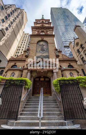 New York, USA - 15. Oktober 2023: St. Franziskus von Assisi römisch-katholische Kirche. Weitwinkelansicht vorn. Das Hotel liegt in Manhattan an der 31. Straße. Stockfoto