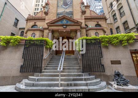 New York, USA - 15. Oktober 2023: St. Franziskus von Assisi römisch-katholische Kirche. Weitwinkelansicht vorn. Das Hotel liegt in Manhattan an der 31. Straße. Stockfoto