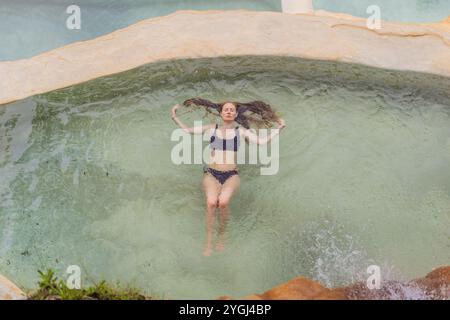 Weibliche Touristen in den heißen Quellen von Grutas Tolantongo, Mexiko. Abenteuer, Entspannung und natürliches Wellness-Konzept Stockfoto
