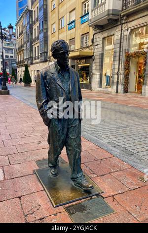 OVIEDO, SPANIEN - 16. SEPTEMBER 2024: Woody Allen-Statue in der historischen Stadt Oviedo, Spanien am 16. September 2024 Stockfoto