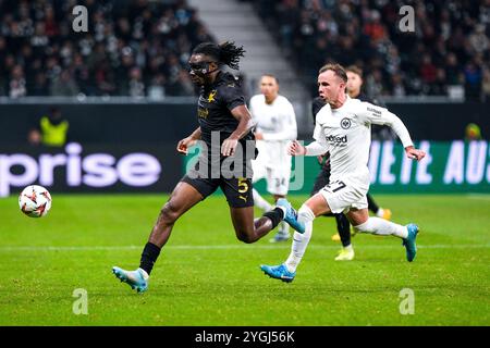 Frankfurt Am Main, Deutschland. November 2024. Igoh Ogbu (SK Slavia Prag #5) am Ball, dahinter Mario Goetze (Eintracht Frankfurt, #27), GER, Eintracht Frankfurt gegen SK Slavia Prag, Fussball, UEFA Europa League, 4. Spieltag, Spielzeit 2024/25, 07.11.2024. Foto: Eibner-Pressefoto/Florian Wiegand Credit: dpa/Alamy Live News Stockfoto