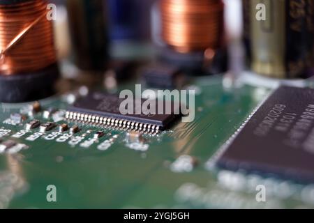 Nahaufnahme des Mikrochips einer elektronischen Leiterplatte. Ausgewählter Fokus. Stockfoto