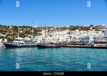 Mykonos, Griechenland - 7. Mai 2024: Der malerische Hafen von Mykonos mit traditionellen weißen Häusern und blauen Booten - ein beliebtes Reiseziel auf den griechischen Kykladen, ideal für Urlaub und Erkundungen *** der malerische Hafen von Mykonos mit traditionellen weißen Häusern und blauen Booten - ein beliebtes Reiseziel auf den griechischen Kykladen, ideal für Urlaub und Erkundungen Stockfoto