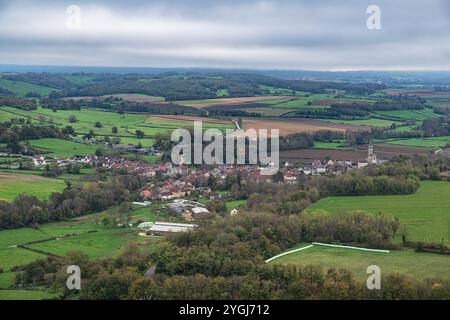 Burgunderlandschaft mit Feldern und Wäldern rund um das Dorf Saint-père-sous-Vézelay, Frankreich Stockfoto