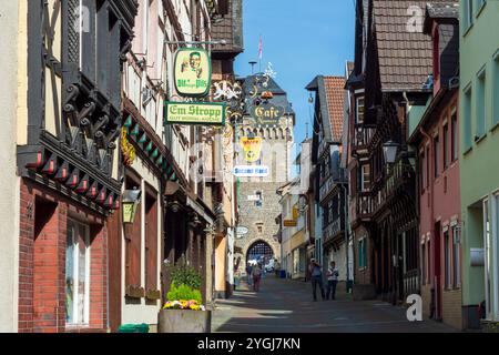 Linz am Rhein, Altstadt, Straße Neustraße, Stadttor Neutor im Rheintal, Rheinland-Pfalz, Deutschland Stockfoto