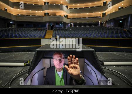 Essen, Deutschland. November 2024. Opernaufseher Uwe Sandner an seinem Arbeitsplatz, der Aufforderungsbox, auf der Bühne des Aalto Theaters in Essen. Quelle: Christoph Reichwein/dpa/Alamy Live News Stockfoto