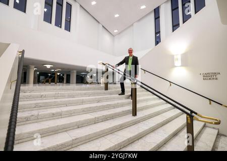 Essen, Deutschland. November 2024. Opernaufseher Uwe Sandner im Treppenhaus des Aalto Theaters Essen. Quelle: Christoph Reichwein/dpa/Alamy Live News Stockfoto