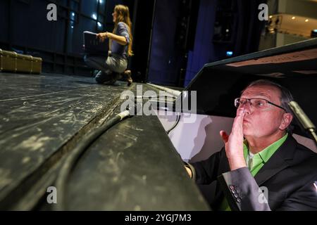 Essen, Deutschland. November 2024. Opernaufseher Uwe Sandner an seinem Arbeitsplatz, der Aufforderungsbox, auf der Bühne des Aalto Theaters in Essen. Quelle: Christoph Reichwein/dpa/Alamy Live News Stockfoto