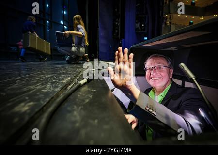 Essen, Deutschland. November 2024. Opernaufseher Uwe Sandner an seinem Arbeitsplatz, der Aufforderungsbox, auf der Bühne des Aalto Theaters in Essen. Quelle: Christoph Reichwein/dpa/Alamy Live News Stockfoto