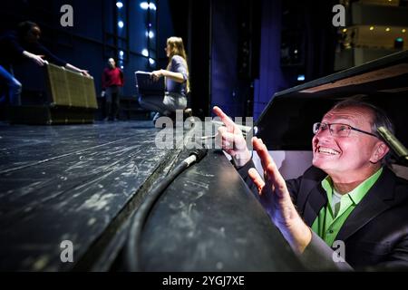 Essen, Deutschland. November 2024. Opernaufseher Uwe Sandner an seinem Arbeitsplatz, der Aufforderungsbox, auf der Bühne des Aalto Theaters in Essen. Quelle: Christoph Reichwein/dpa/Alamy Live News Stockfoto