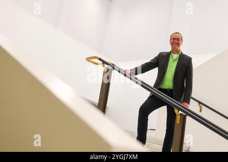 Essen, Deutschland. November 2024. Opernaufseher Uwe Sandner im Treppenhaus des Aalto Theaters Essen. Quelle: Christoph Reichwein/dpa/Alamy Live News Stockfoto