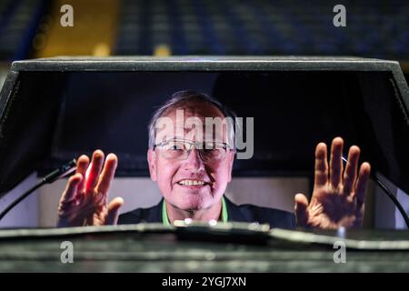 Essen, Deutschland. November 2024. Opernaufseher Uwe Sandner an seinem Arbeitsplatz, der Aufforderungsbox, auf der Bühne des Aalto Theaters in Essen. Quelle: Christoph Reichwein/dpa/Alamy Live News Stockfoto