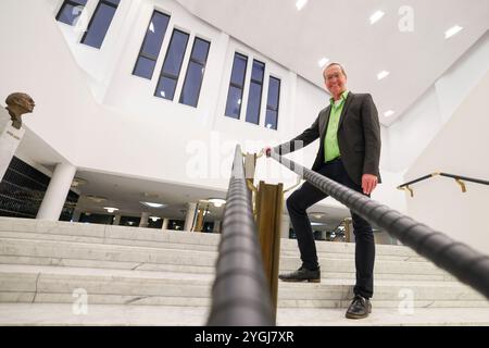 Essen, Deutschland. November 2024. Opernaufseher Uwe Sandner im Treppenhaus des Aalto Theaters Essen. Quelle: Christoph Reichwein/dpa/Alamy Live News Stockfoto