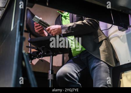 Essen, Deutschland. November 2024. Der Opernaufseher Uwe Sandner steigt aus der Grube in die engmaschige Prompter-Box. Quelle: Christoph Reichwein/dpa/Alamy Live News Stockfoto