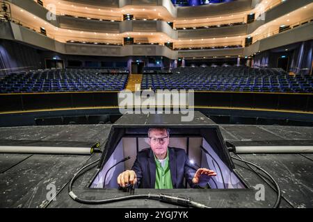 Essen, Deutschland. November 2024. Opernaufseher Uwe Sandner an seinem Arbeitsplatz, der Aufforderungsbox, auf der Bühne des Aalto Theaters in Essen. Quelle: Christoph Reichwein/dpa/Alamy Live News Stockfoto