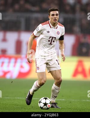 MÜNCHEN – 06. NOVEMBER: Joao Palhinha von Bayern München läuft mit einem Ball während des Spiels der UEFA Champions League 2024/25 Phase MD4 zwischen dem FC Bayern München und SL Benfica am 06. November 2024 in München. Stockfoto