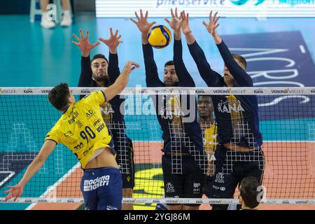 Block von Marco Vitelli von Rana Verona und Donovan Dzavoronok von Rana Verona während des Spiels zwischen Rana Verona und Valsa Group Modena, reguläre Saison Stockfoto