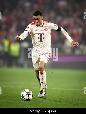 MÜNCHEN – 06. NOVEMBER: Jamal Musiala von Bayern München läuft mit einem Ball während des Spiels der UEFA Champions League 2024/25 Phase MD4 zwischen dem FC Bayern München und SL Benfica am 06. November 2024 in München. Stockfoto