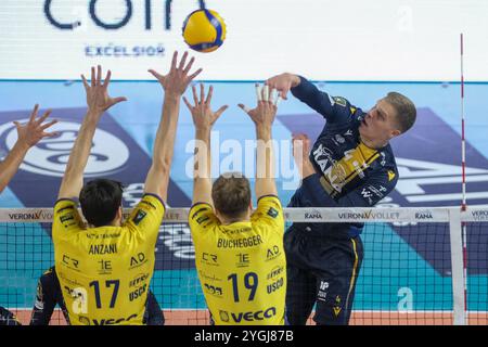 Spike von Donovan Dzavoronok von Rana Verona während des Spiels zwischen Rana Verona und Valsa Group Modena, reguläre Saison der SuperLega Italian Volley Stockfoto