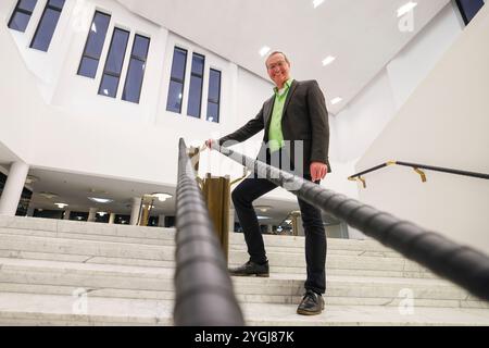 Essen, Deutschland. November 2024. Opernaufseher Uwe Sandner im Treppenhaus des Aalto Theaters Essen. Quelle: Christoph Reichwein/dpa/Alamy Live News Stockfoto