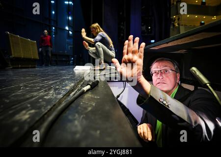 Essen, Deutschland. November 2024. Opernaufseher Uwe Sandner an seinem Arbeitsplatz, der Aufforderungsbox, auf der Bühne des Aalto Theaters in Essen. Quelle: Christoph Reichwein/dpa/Alamy Live News Stockfoto