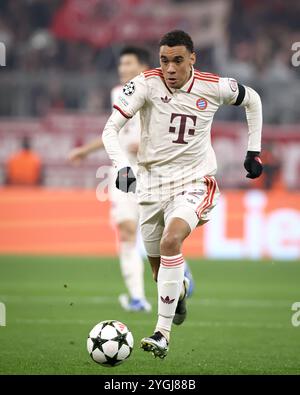 MÜNCHEN – 06. NOVEMBER: Jamal Musiala von Bayern München läuft mit einem Ball während des Spiels der UEFA Champions League 2024/25 Phase MD4 zwischen dem FC Bayern München und SL Benfica am 06. November 2024 in München. Stockfoto