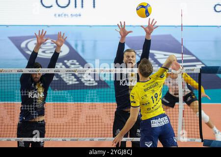 Block von Donovan Dzavoronok von Rana Verona während des Spiels zwischen Rana Verona und Valsa Group Modena, reguläre Saison der SuperLega Italian Volley Stockfoto